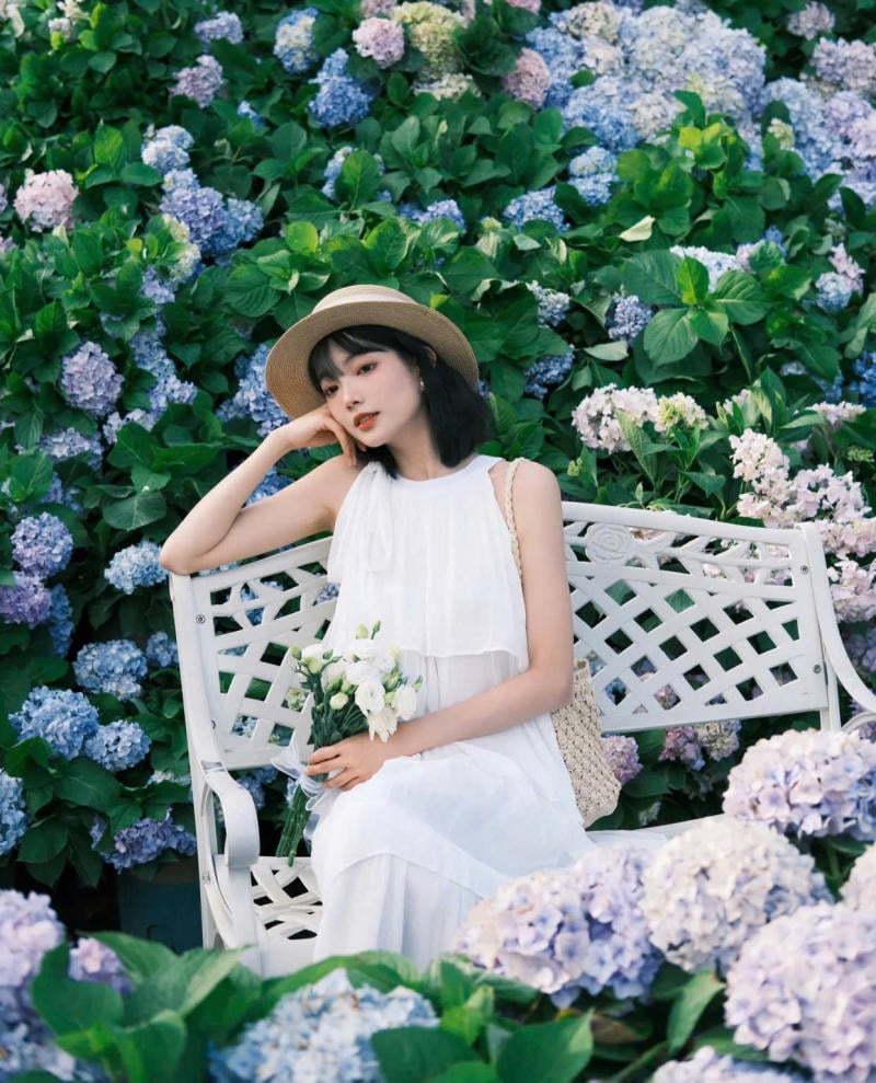 Ngồi xuống bên cạnh một bụi hoa rực rỡ