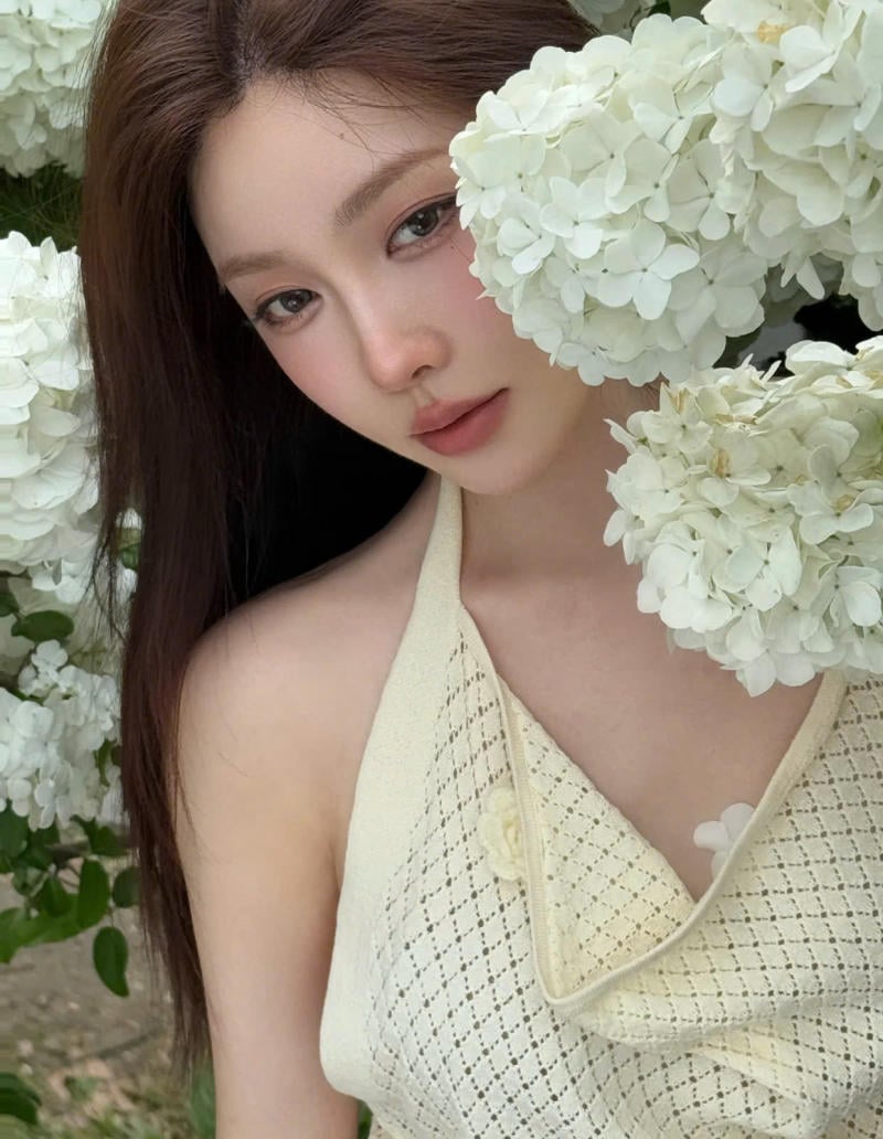 Dùng hoa che nửa khuôn mặt