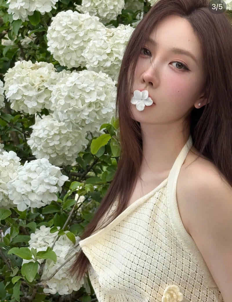 Đưa hoa lên ngang vai, mắt nhìn xa xăm