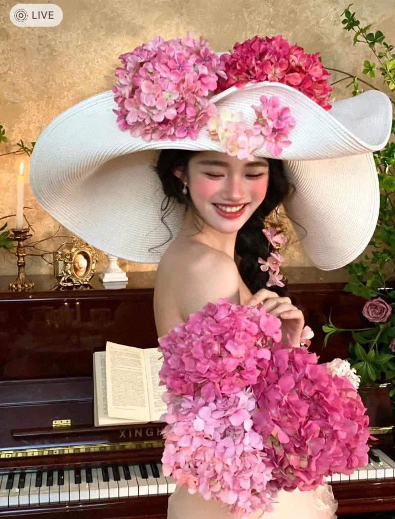 Ôm một bó cẩm tú cầu lớn trước ngực