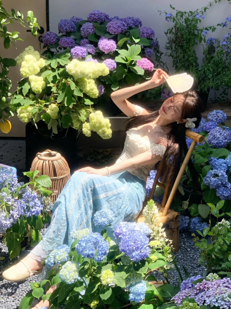 Ngồi xuống bên cạnh một bụi hoa rực rỡ