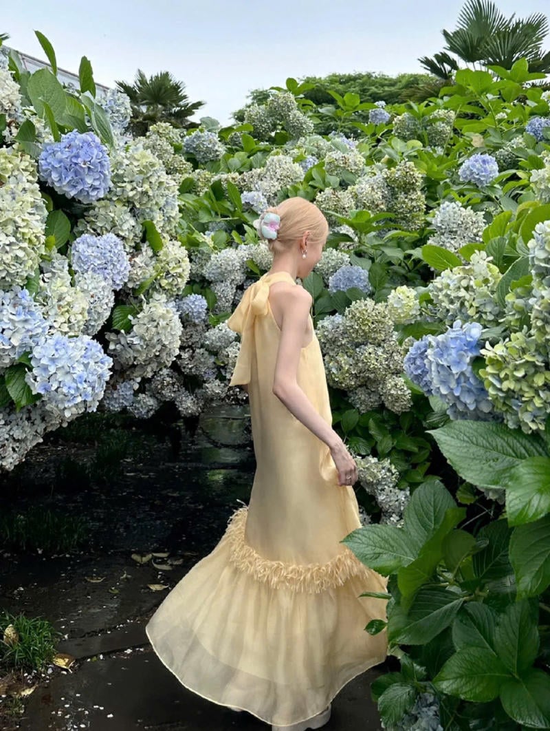 Xoay váy nhẹ nhàng giữa vườn hoa