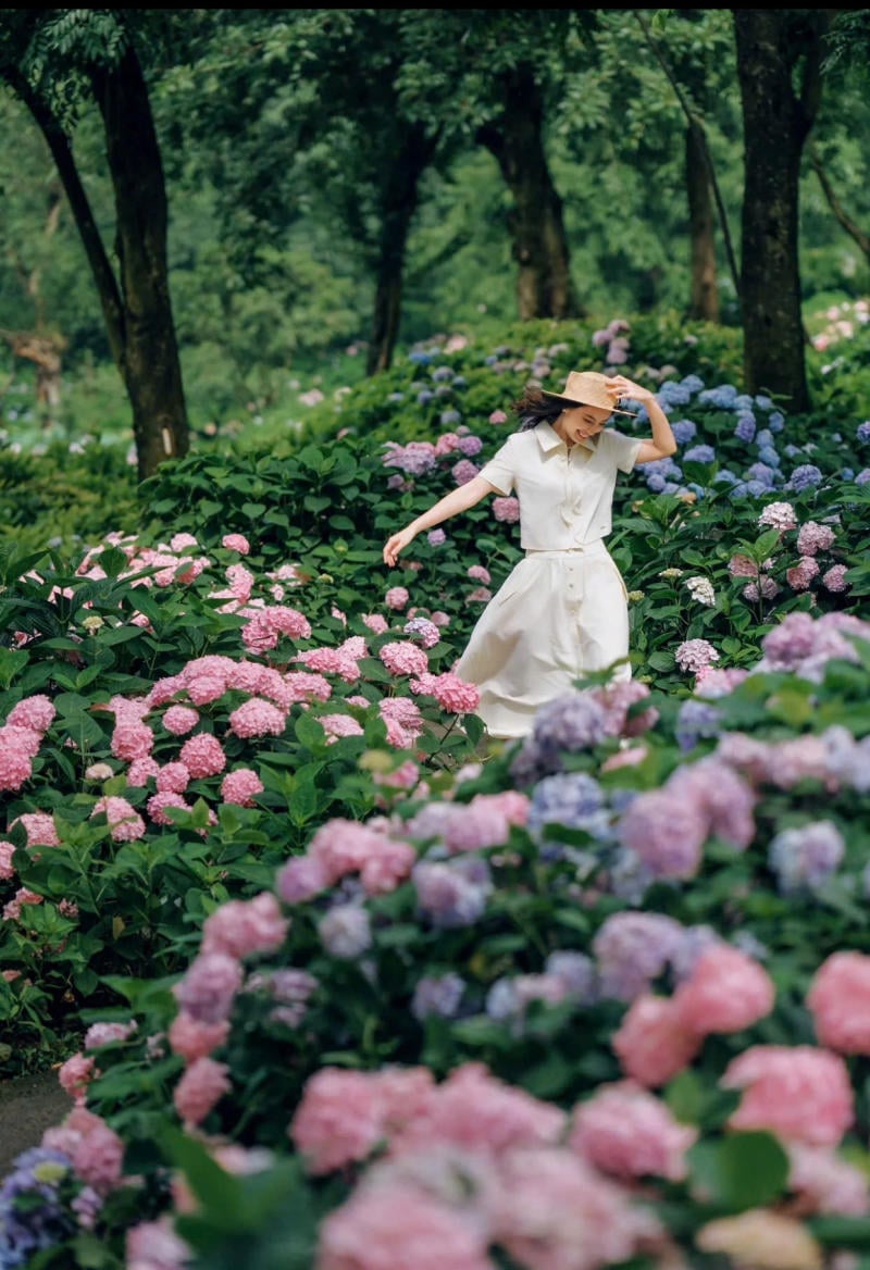 Xoay váy nhẹ nhàng giữa vườn hoa