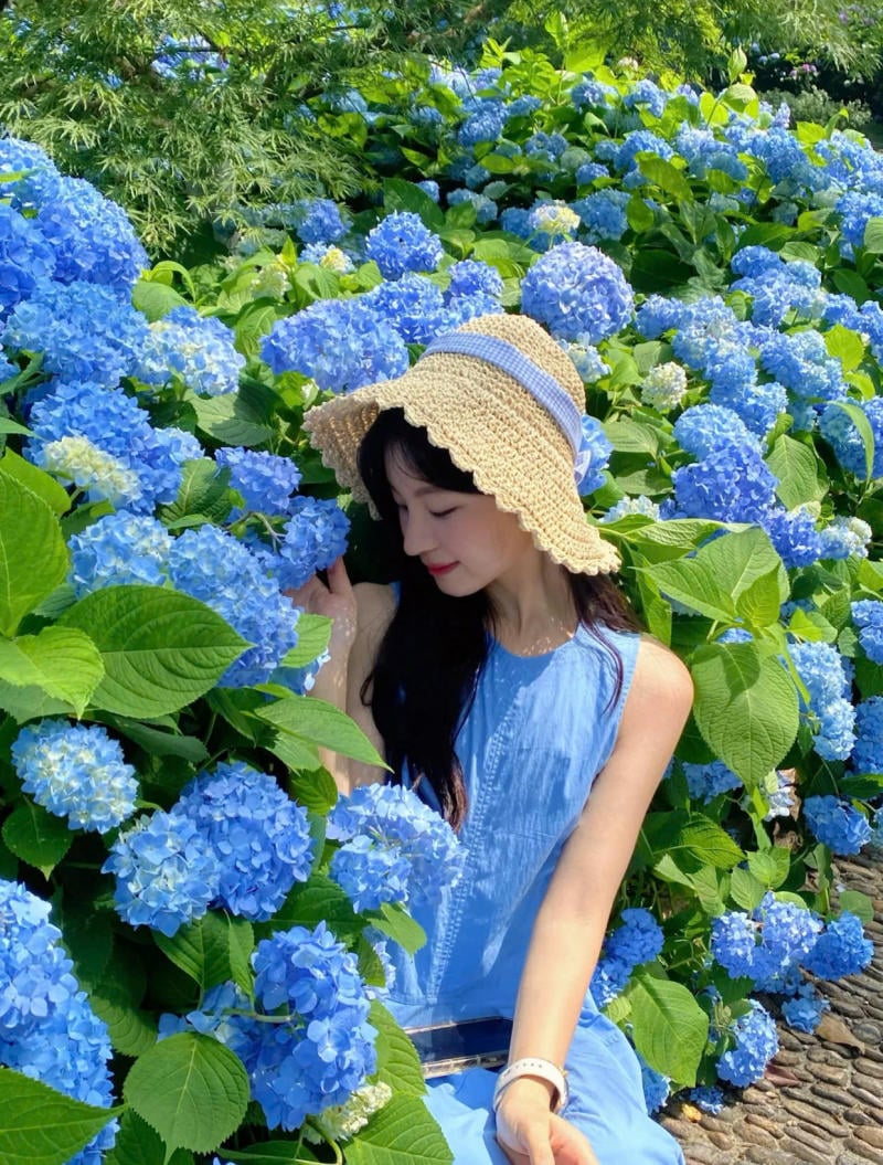 Đưa hoa lên ngang vai, mắt nhìn xa xăm