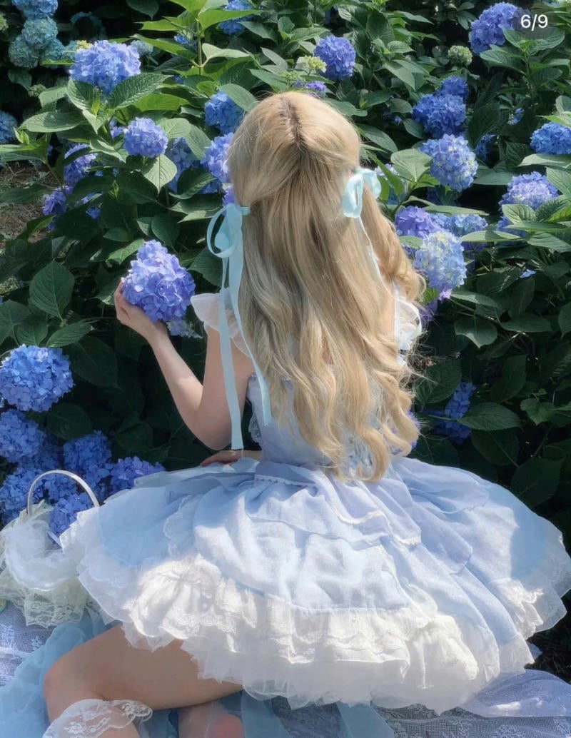 Chụp từ phía sau lưng, hướng mắt về phía vườn hoa