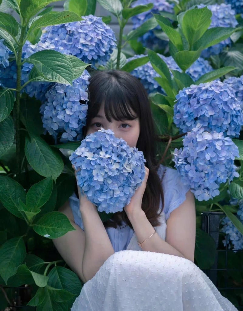 Dùng hoa che nửa khuôn mặt