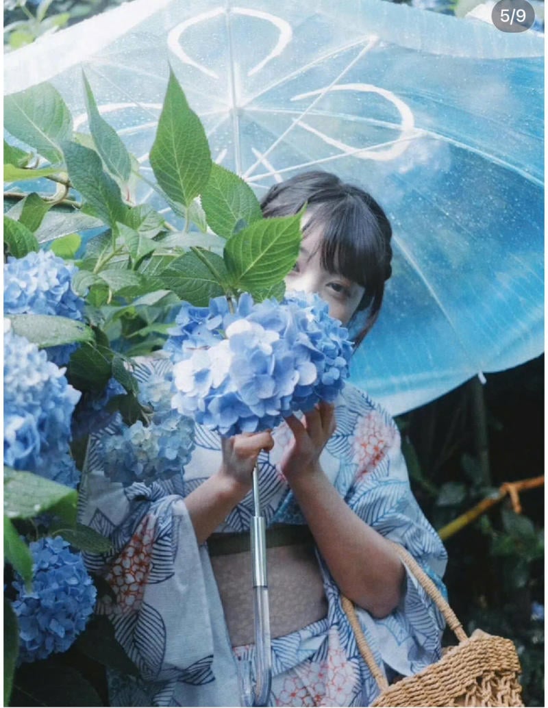 Dùng hoa che nửa khuôn mặt