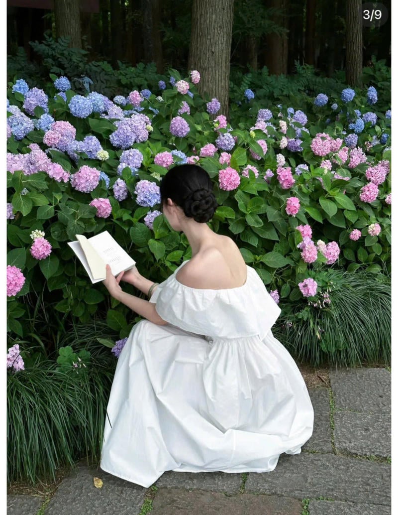 Chụp từ phía sau lưng, hướng mắt về phía vườn hoa