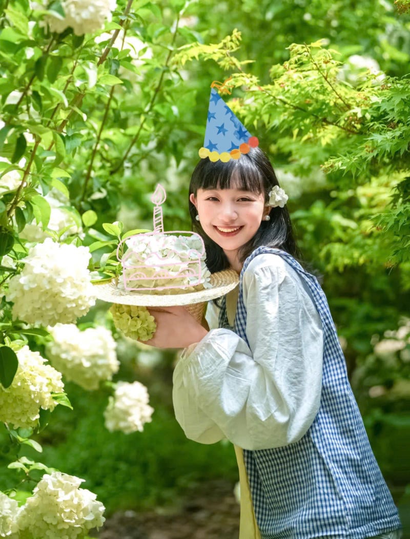 Đưa hoa lên ngang vai, mắt nhìn xa xăm