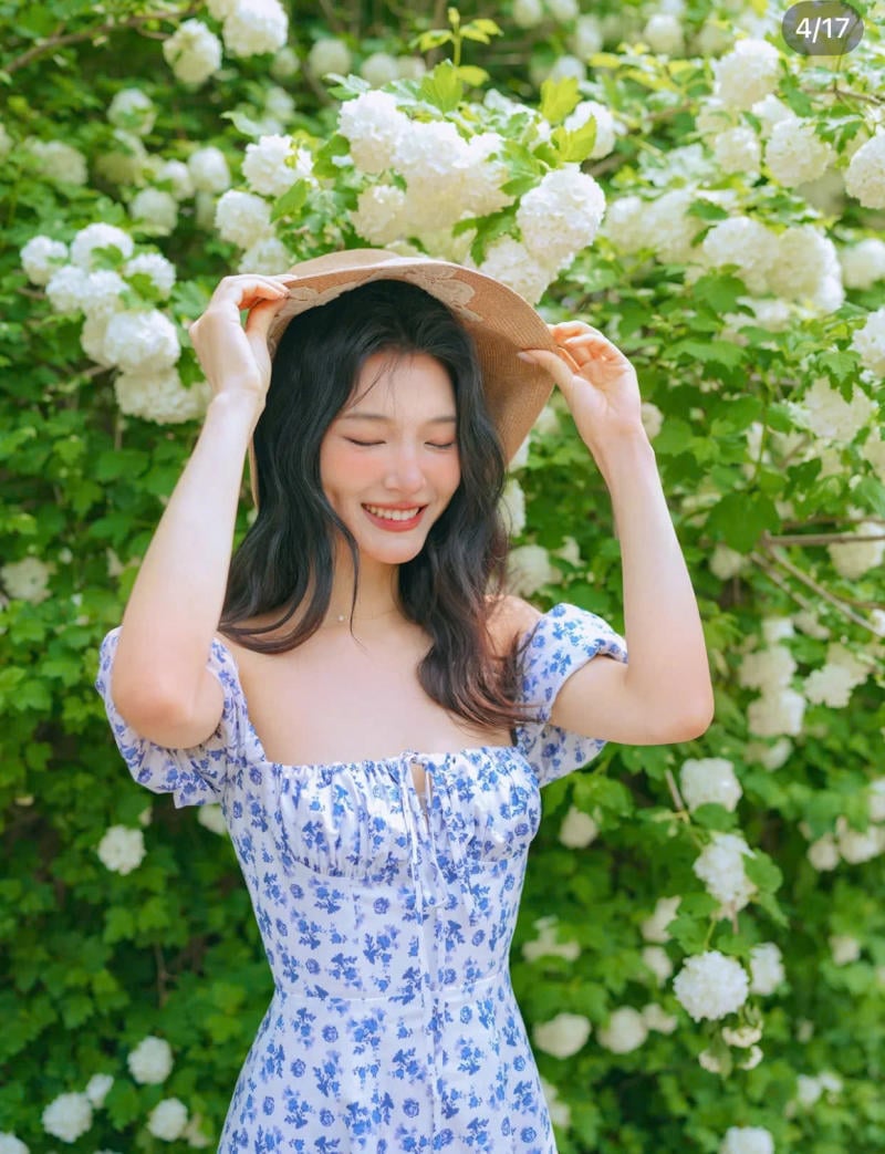 Đưa tay che nắng, mỉm cười tự nhiên