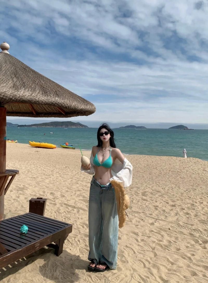 Bikini turquoise nổi bật kết hợp sơ mi dáng rộng