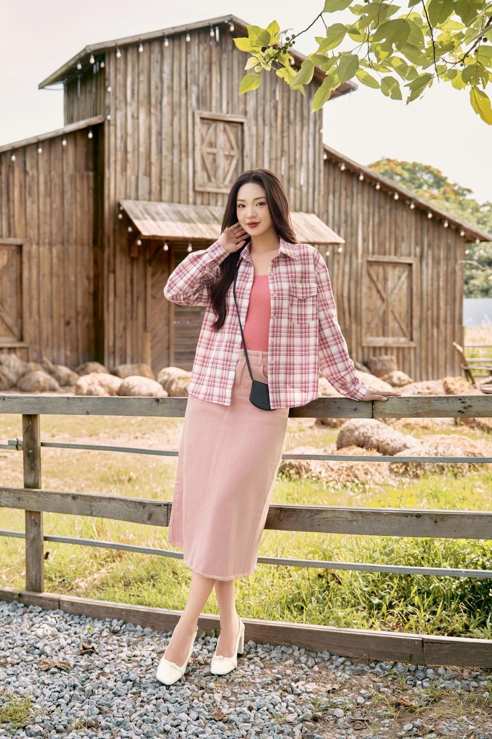 Phong cách casual với sơ mi kẻ caro và chân váy hồng