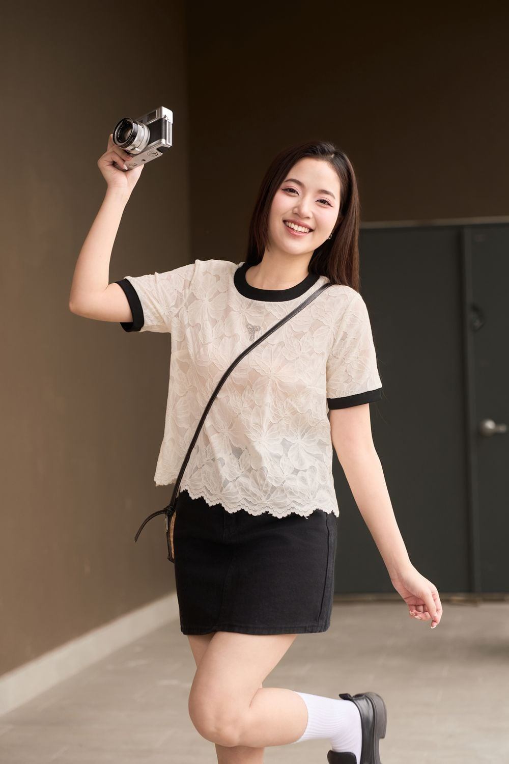 Gợi cảm với áo ren xuyên thấu và chân váy mini đen