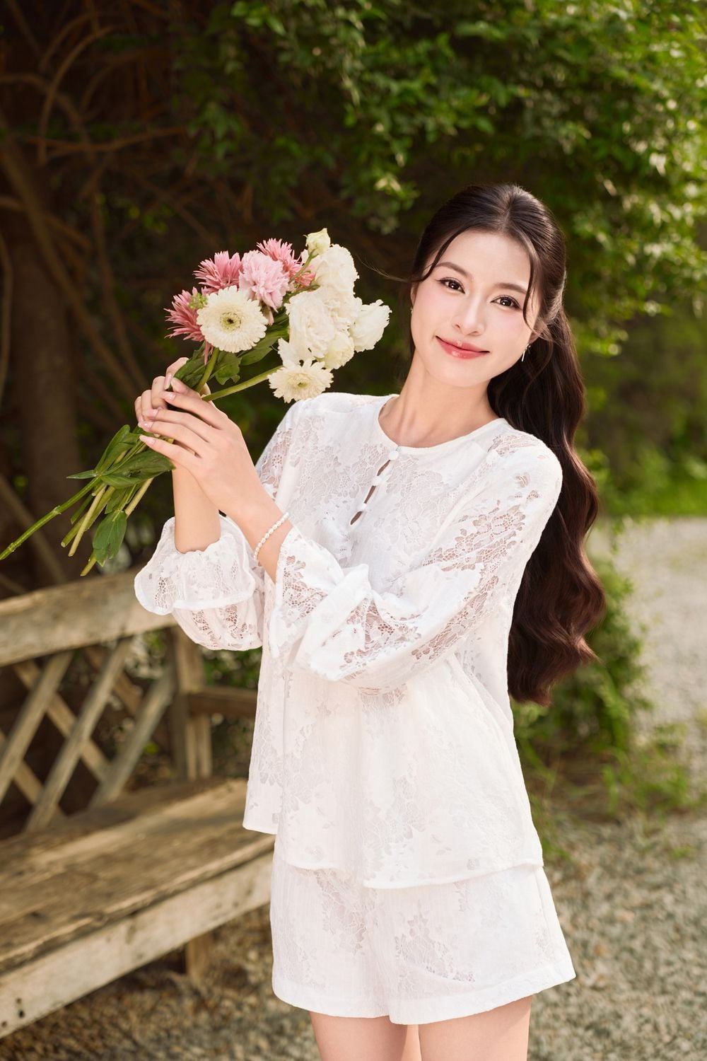 Vẻ đẹp tinh khôi cùng set đồ ren trắng