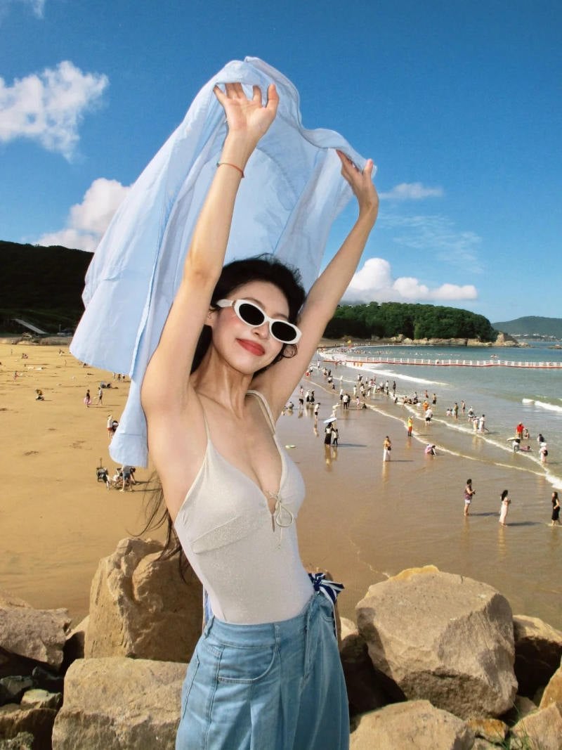 Sự kết hợp giữa bikini quyến rũ và sơ mi xanh khoác ngoài