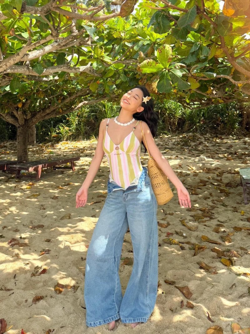 Nàng thơ biển cả với áo bơi sọc pastel và quần jeans buông cúc
