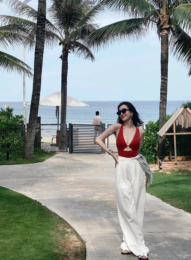 Thanh lịch cùng bodysuit đỏ cam và quần linen trắng