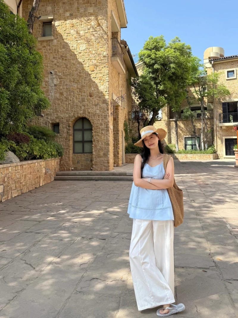 Nhẹ nhàng dạo phố với áo hai dây xanh và quần linen trắng