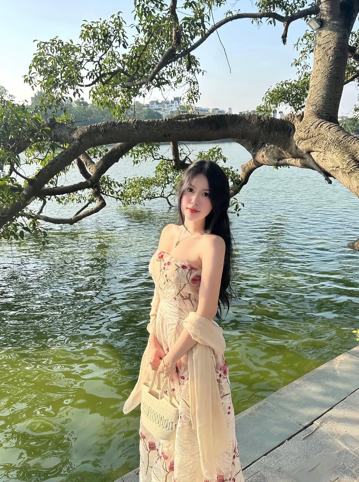 cách tạo dáng chụp ảnh ở hồ gươm