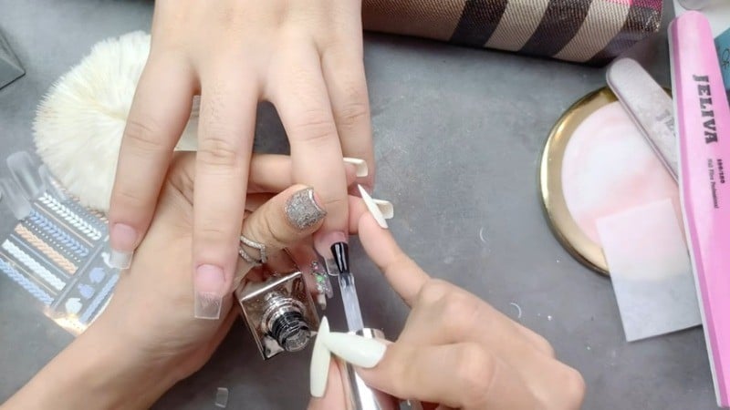 Hướng dẫn chi tiết cách đính hạt cườm lên móng cho người mới bắt đầu