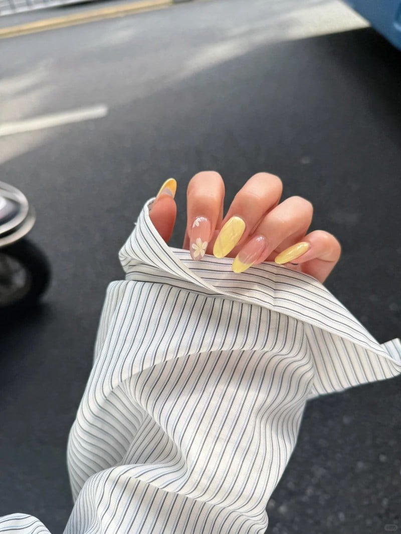 mệnh thổ sơn móng tay màu gì