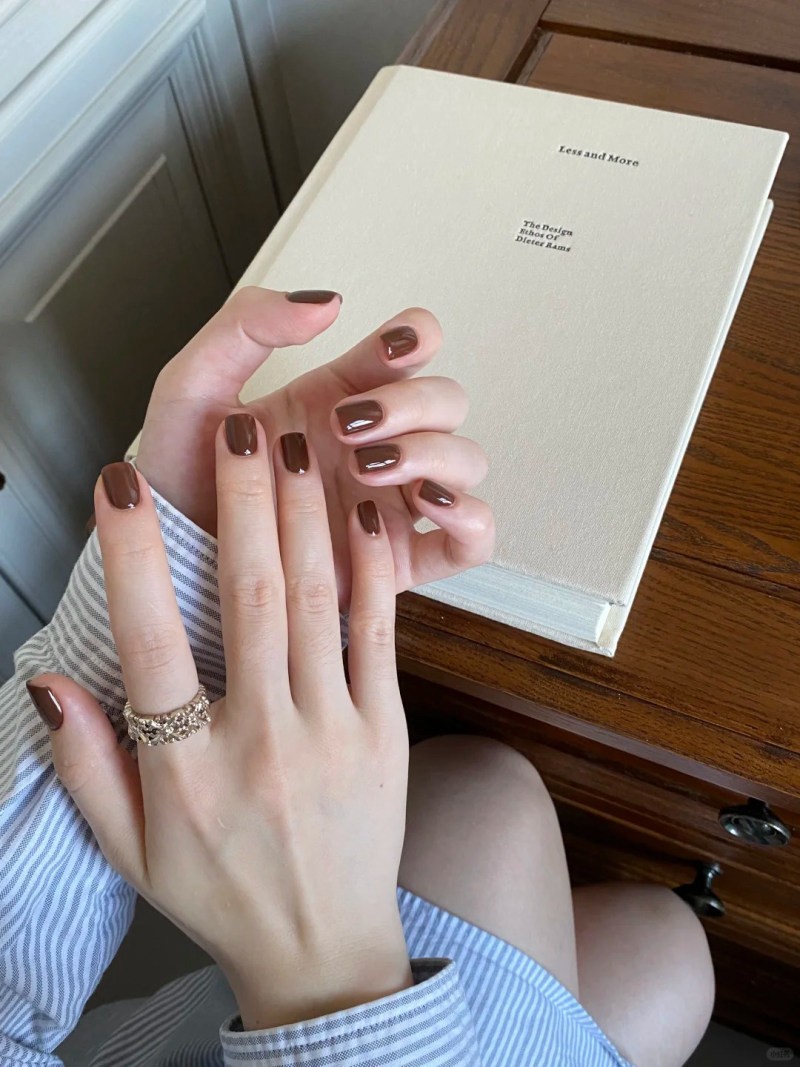 mệnh thổ sơn móng tay màu gì