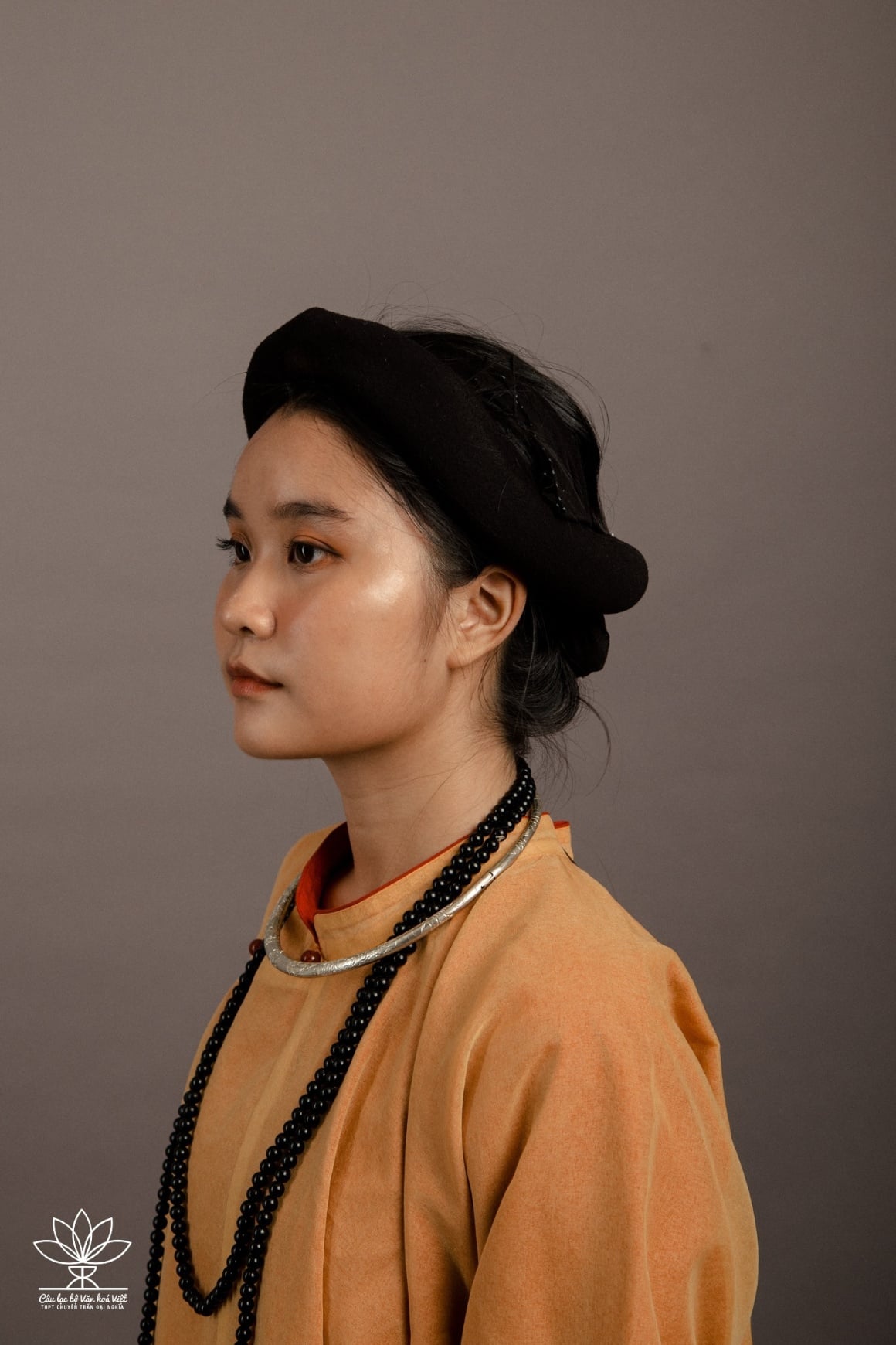 Các bước quấn khăn mỏ quạ đẹp và duyên dáng