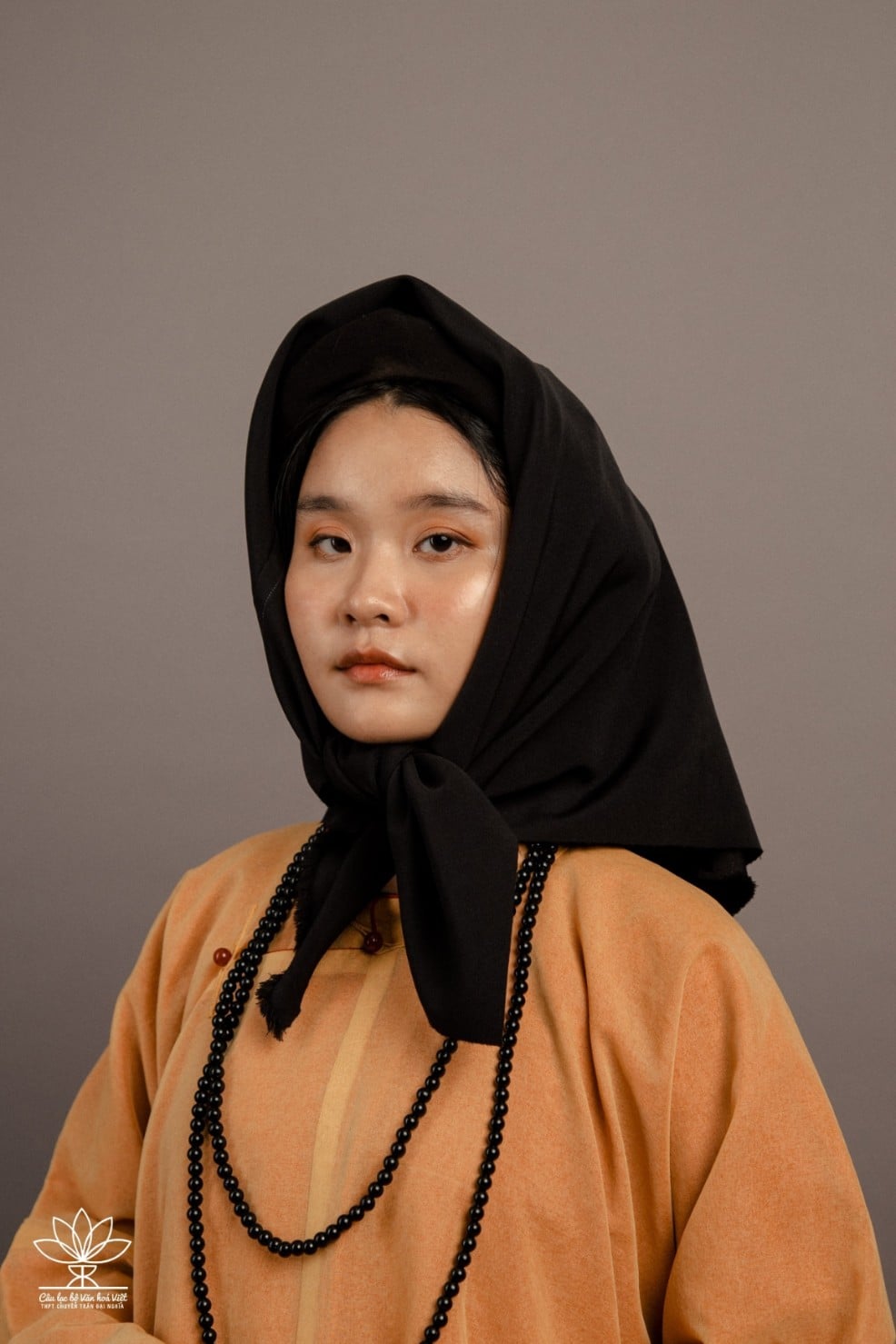 Các bước quấn khăn mỏ quạ đẹp và duyên dáng