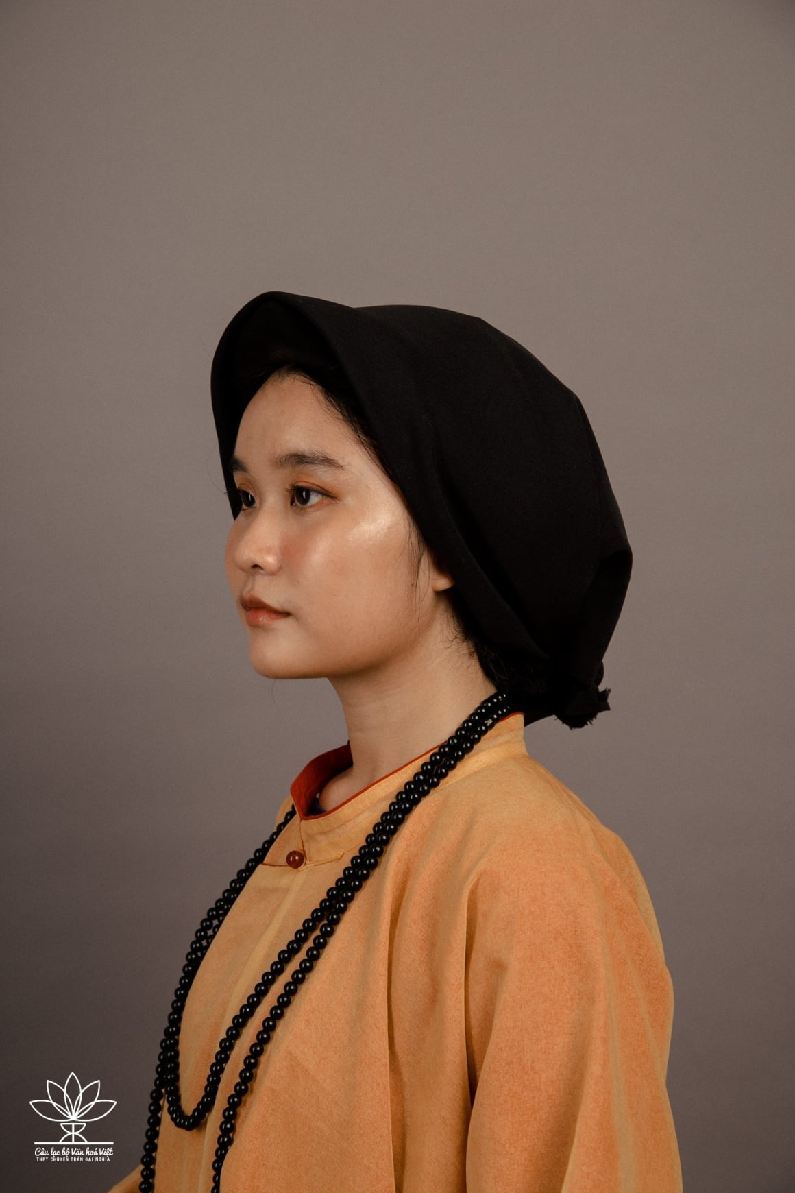 Các bước quấn khăn mỏ quạ đẹp và duyên dáng