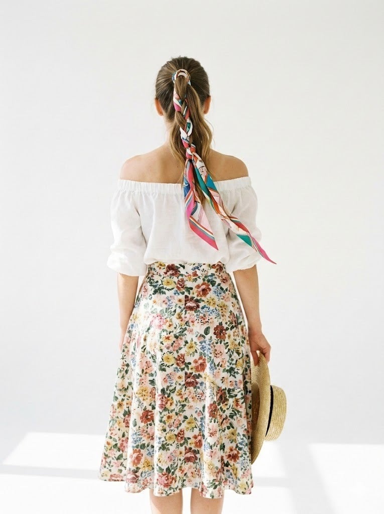 Áo trễ vai + Chân váy xòe + Khăn Twilly buộc tóc đuôi ngựa