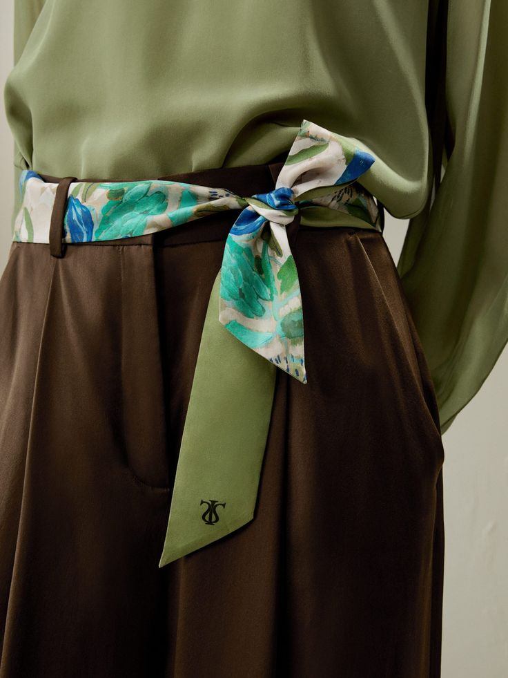 Tại sao mọi quý cô đều nên sở hữu ít nhất một chiếc Twilly?