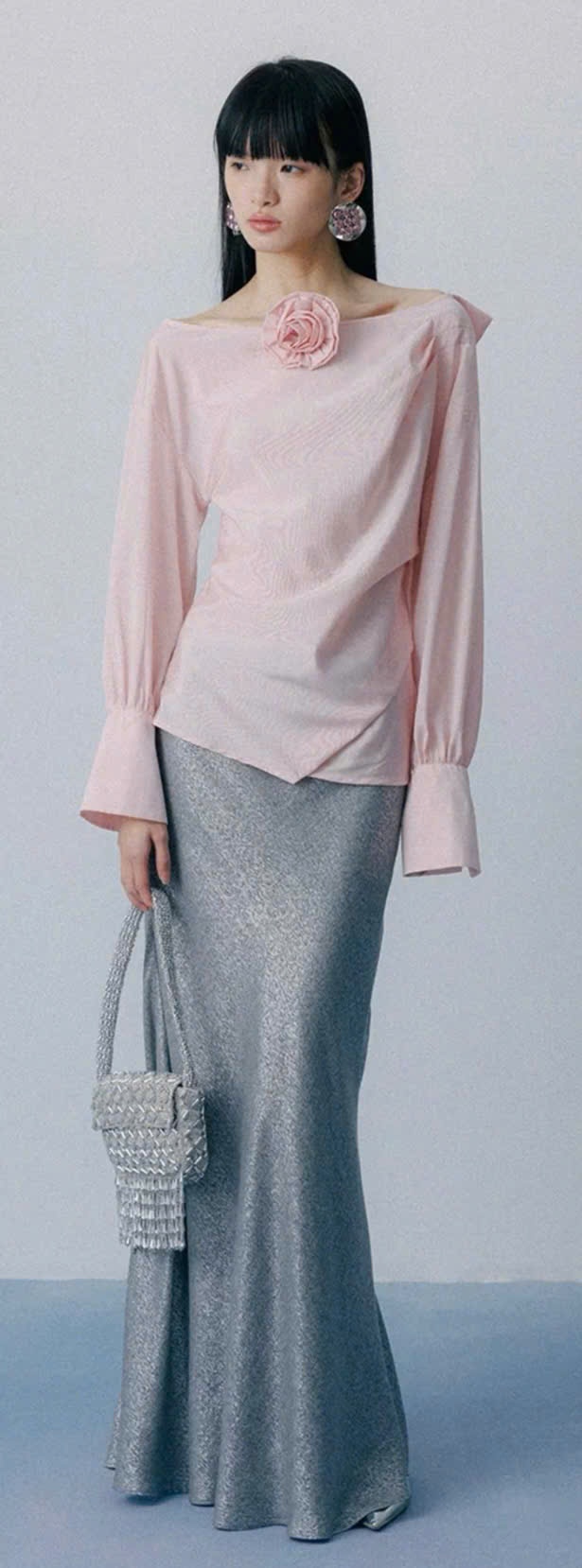 Áo lụa màu hồng phấn cổ thuyền + Chân váy maxi ánh kim bạc