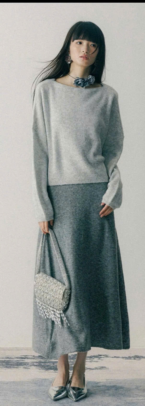 Áo len gân màu xám nhạt + Chân váy dạ màu xám đậm dáng chữ A