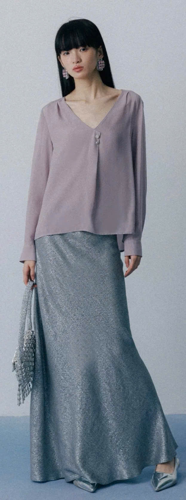 Áo blouse lụa màu tím nhạt cổ V + Chân váy maxi ánh kim bạc