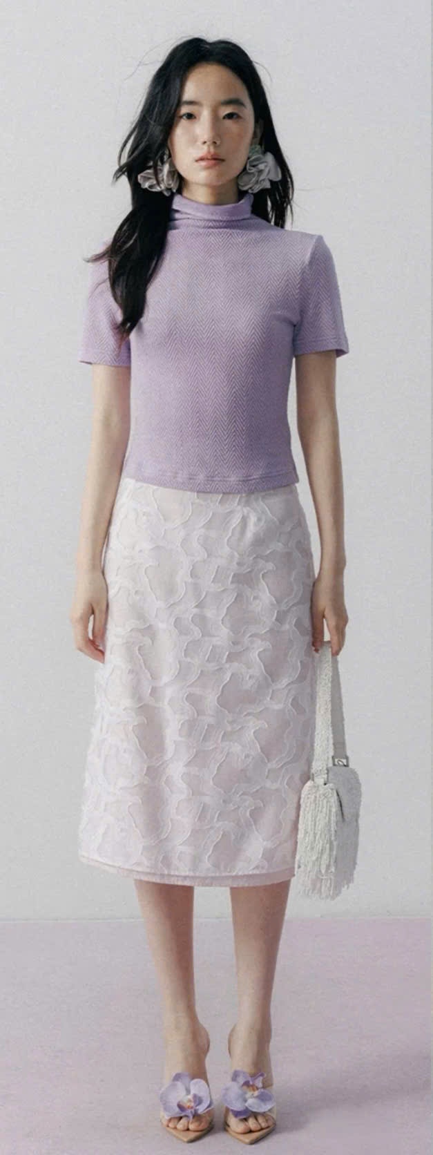 Áo thun cổ lọ màu tím lavender + Chân váy hoa văn nổi màu trắng kem