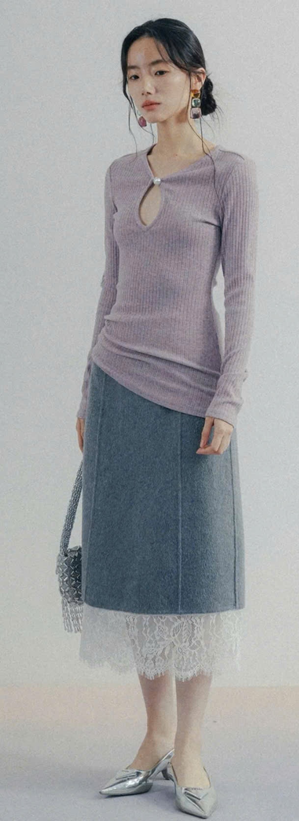 Áo len gân màu tím nhạt khoét cổ + Chân váy dạ màu xám viền ren