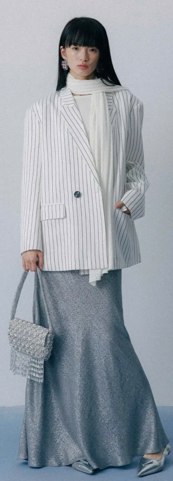 Áo blazer kẻ sọc dọc + Chân váy maxi ánh kim bạc