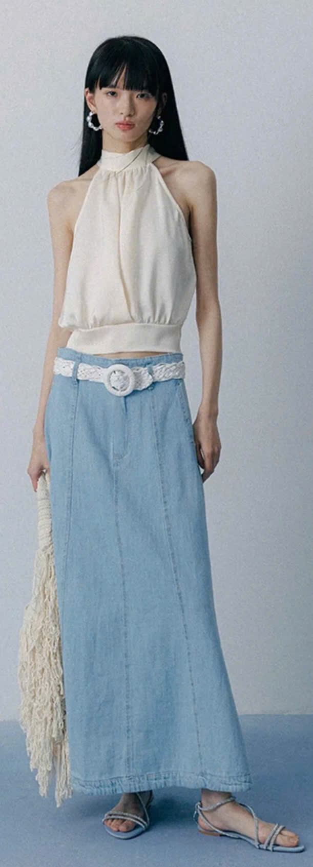 Áo yếm lụa màu trắng kem + Chân váy jean màu xanh nhạt dáng dài