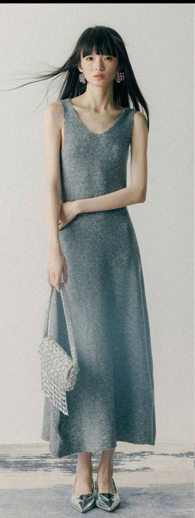 Váy len dệt kim màu xám không tay cổ V