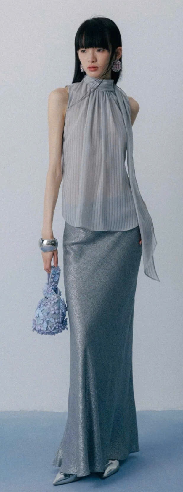 Áo voan không tay màu xám xanh + Chân váy maxi ánh kim bạc