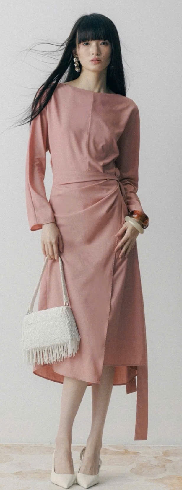 Váy liền dài tay màu hồng đất + Thiết kế vạt chéo buộc eo