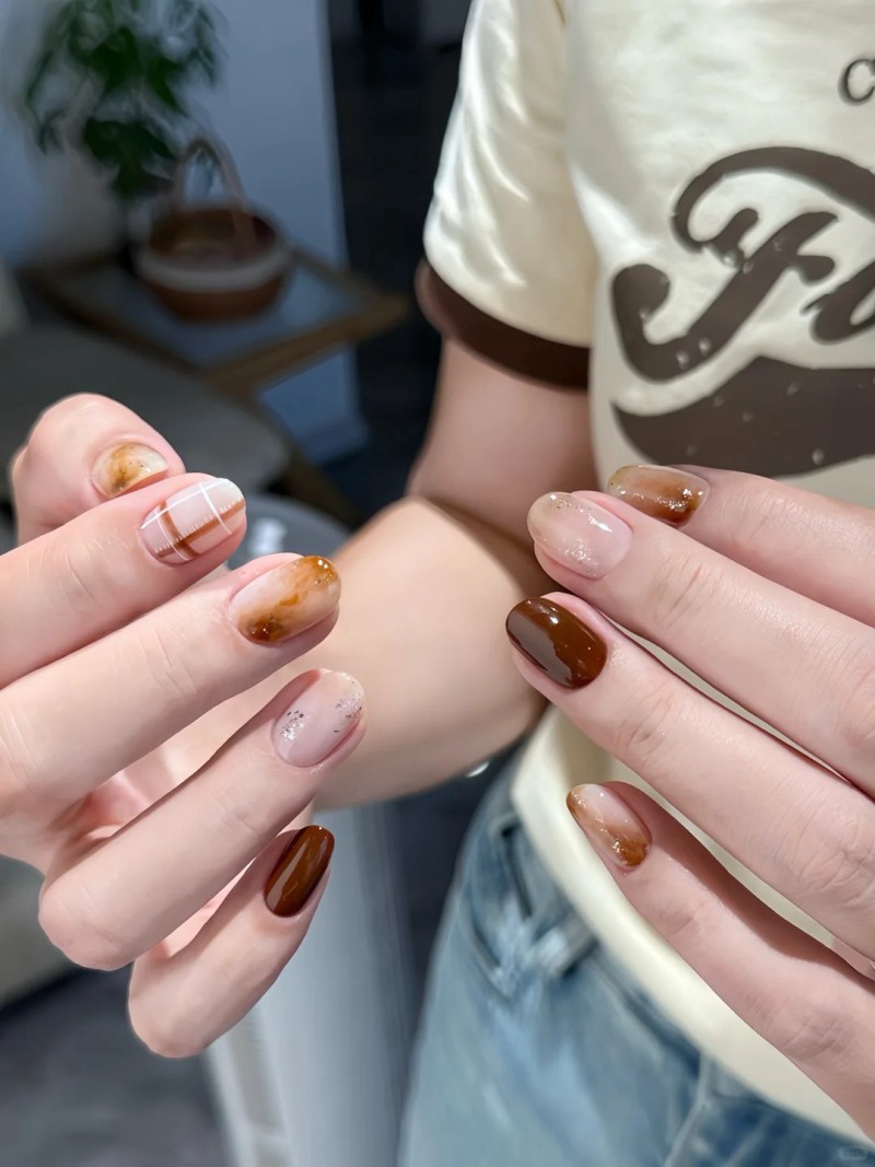 mẫu nail nâu tây