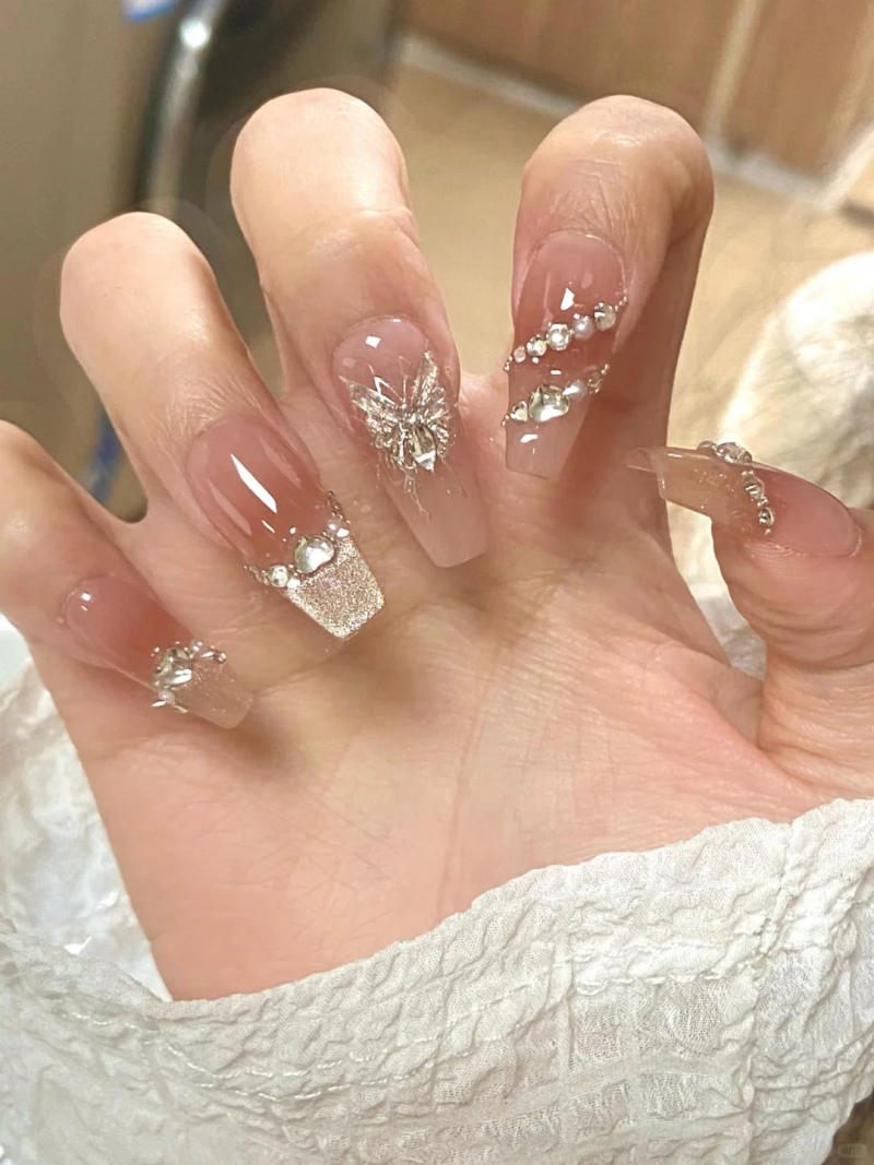 Mẫu móng tay hình thang đính đá