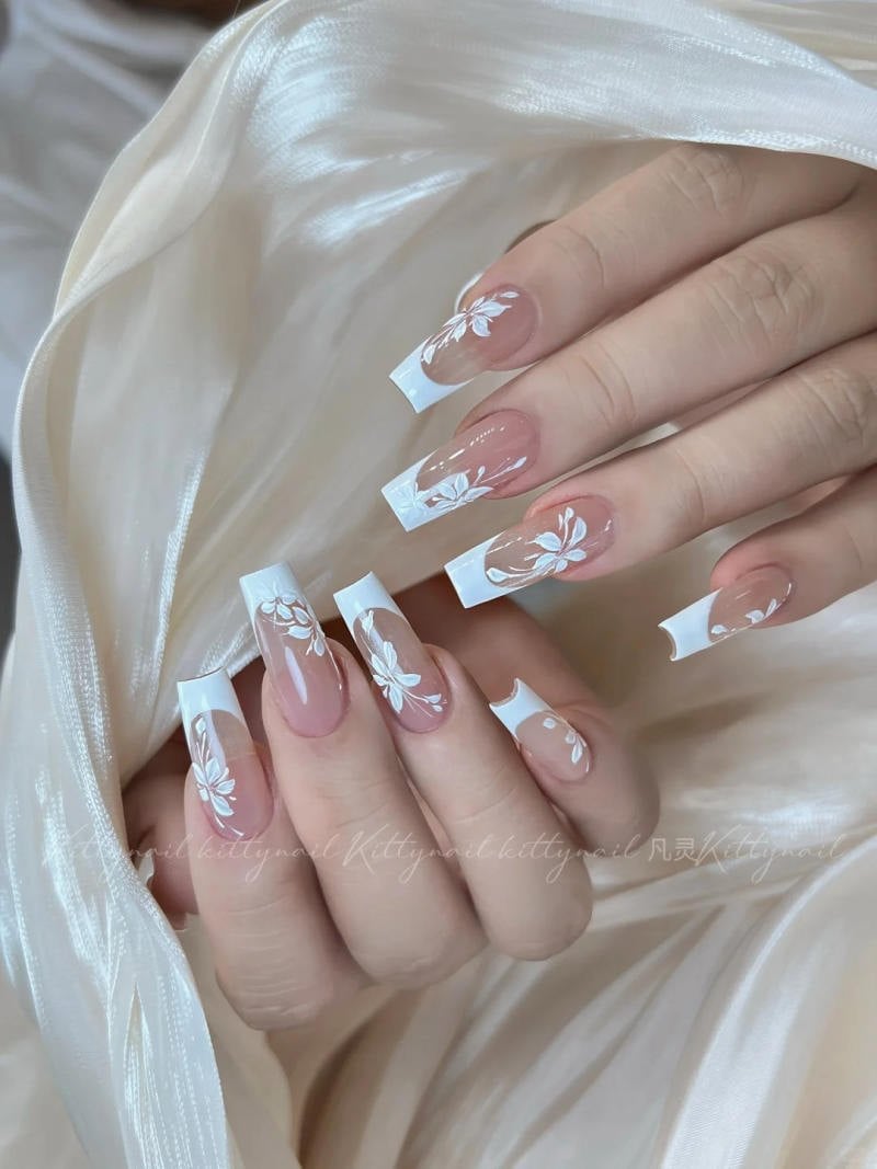 Mẫu móng tay hình thang vẽ họa tiết