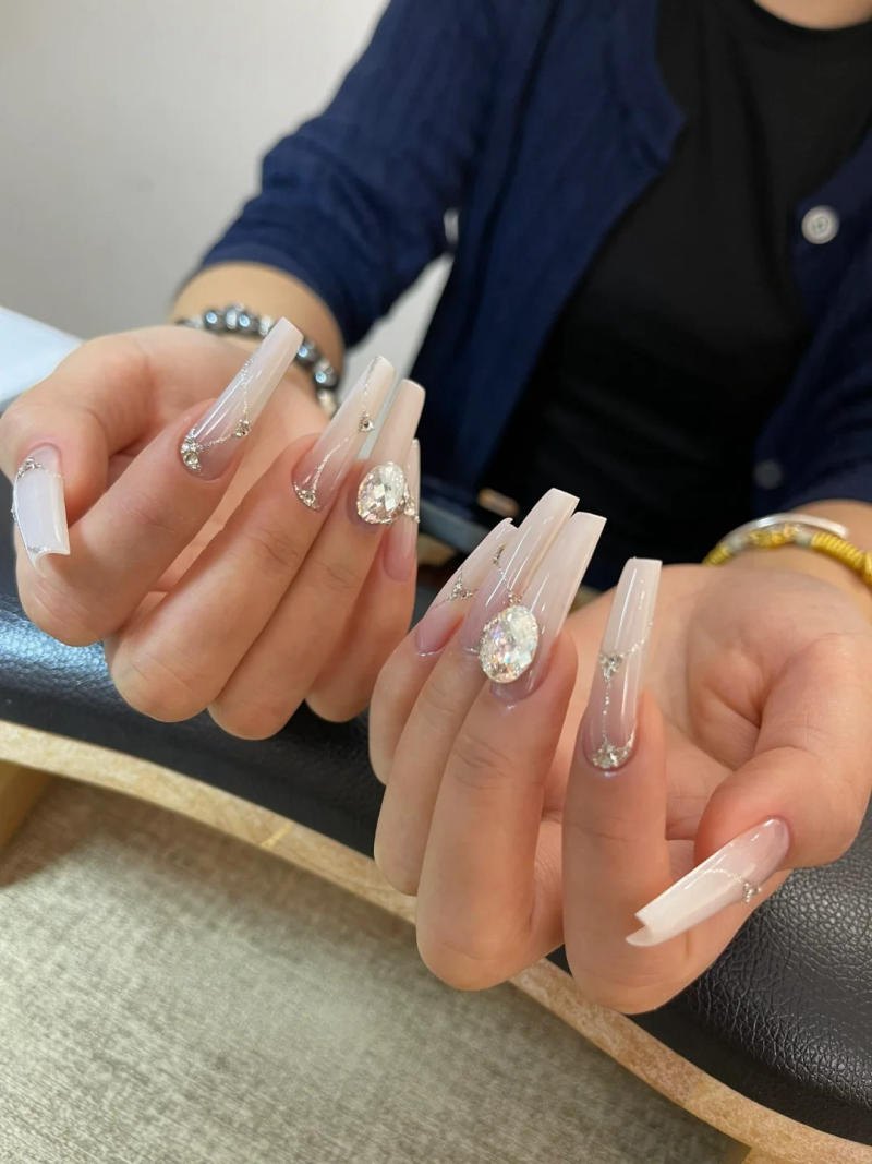 Mẫu móng tay hình thang đính đá