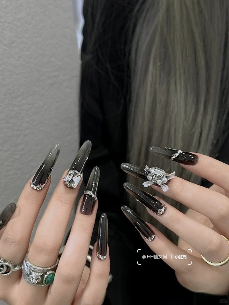 mẫu nail màu đen sang chảnh