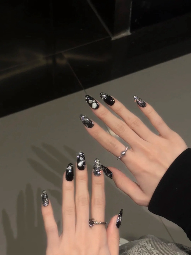 mẫu nail màu đen sang chảnh