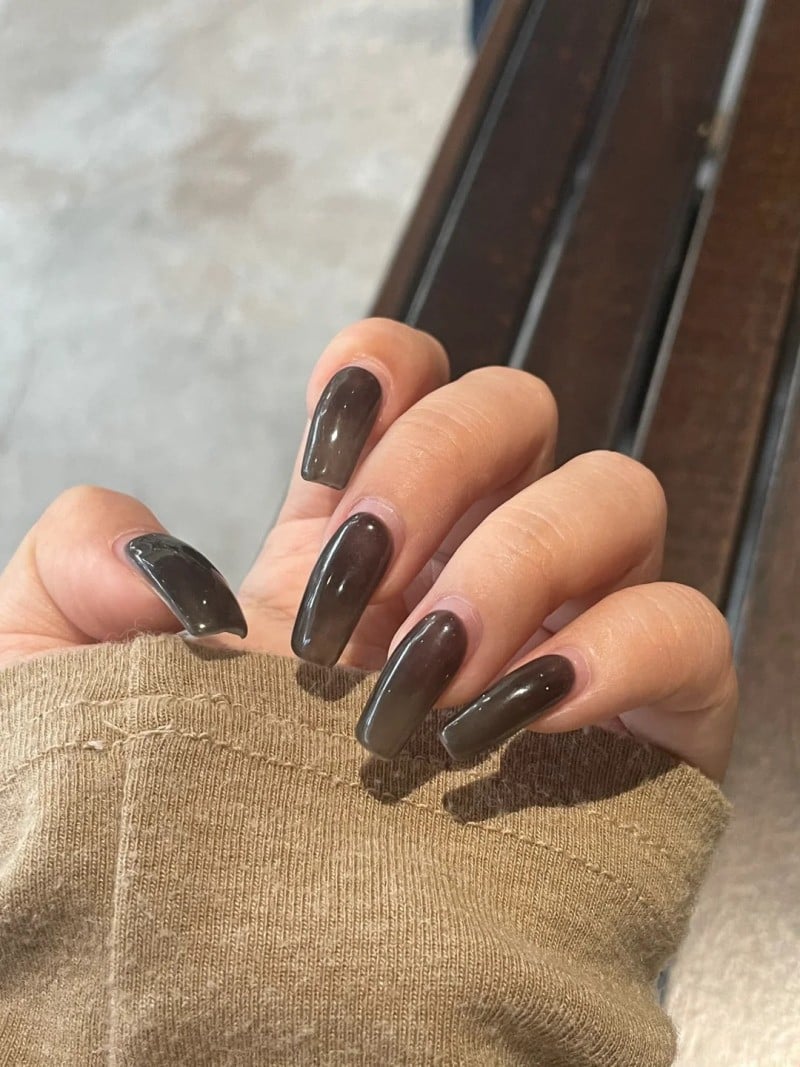 mẫu nail màu đen sang chảnh