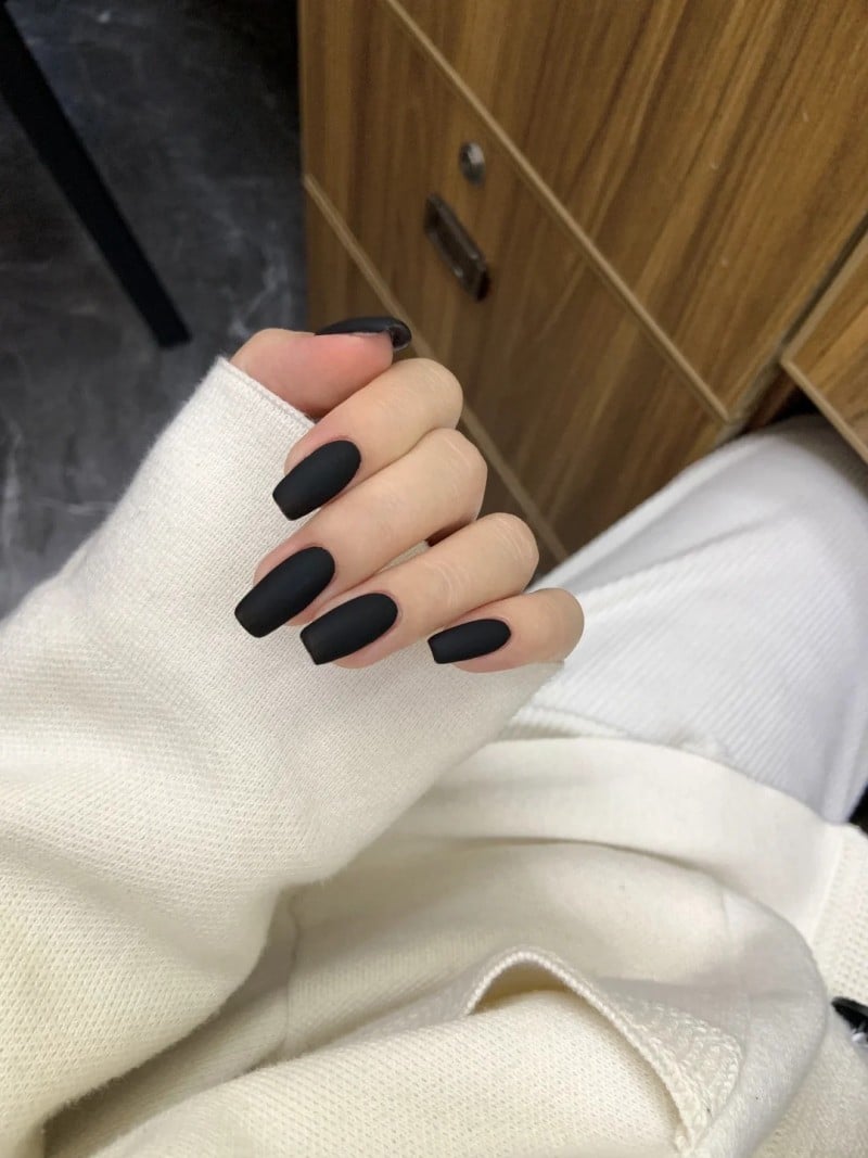mẫu nail màu đen sang chảnh