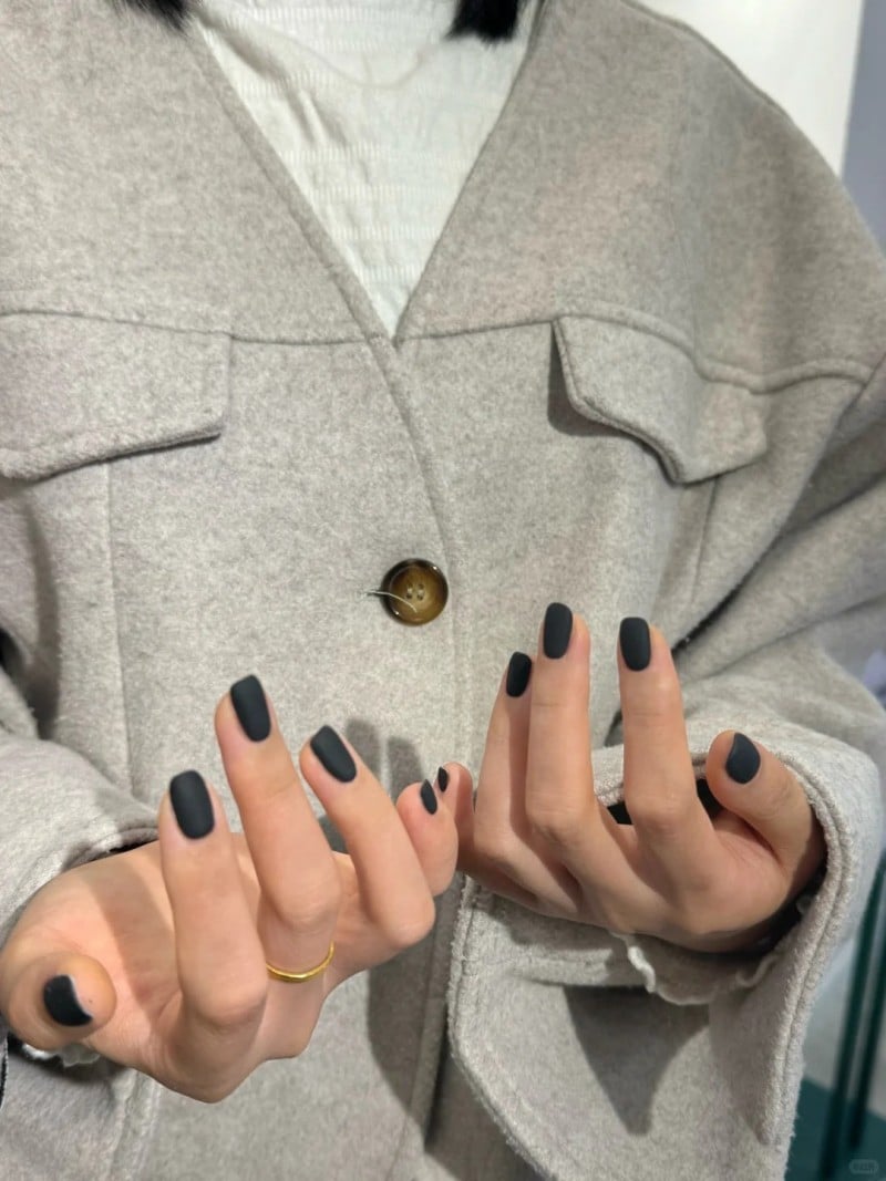 mẫu nail màu đen sang chảnh